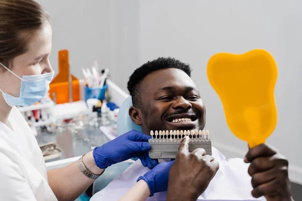 Odontologia Médico Verificando Dentes Amostras Correspondência Cor Clínica Dentária Clareamento — Fotografia de Stock