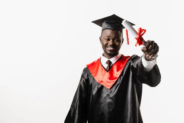 Ευτυχισμένος Αφρικανός Φοιτητής Μαύρο Φόρεμα Αποφοίτησης Και Καπέλο Αυξάνει Μεταπτυχιακό — Φωτογραφία Αρχείου