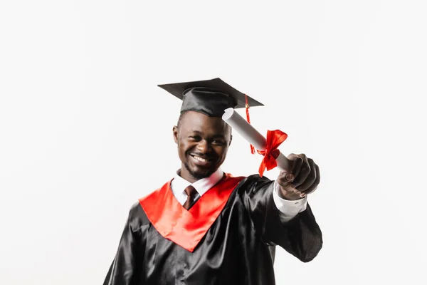 Šťastný Africký Student Černých Maturitních Šatech Čepici Zvyšuje Magisterský Diplom — Stock fotografie