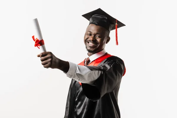 Heureux Étudiant Africain Robe Graduation Noire Casquette Soulève Diplôme Maîtrise — Photo