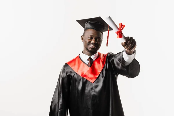 Ευτυχισμένος Αφρικανός Φοιτητής Μαύρο Φόρεμα Αποφοίτησης Και Καπέλο Αυξάνει Μεταπτυχιακό — Φωτογραφία Αρχείου