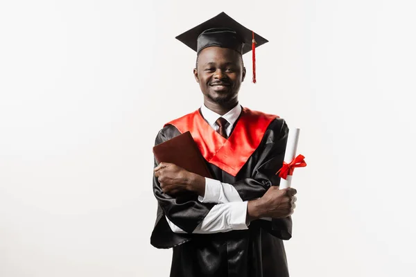 Αποφοίτηση Χαρούμενος Αφρικανός Χαμογελαστός Και Κάτοχος Πτυχίου Άριστα Στα Χέρια — Φωτογραφία Αρχείου