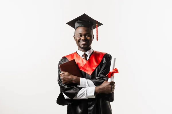 Sebevědomý Africký Student Diplomem Maturitním Županu Čepicí Připravenou Dokončit Vysokou — Stock fotografie