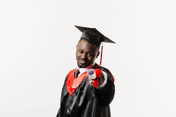 Absolvent Afrikanischer Mann Mit Master Abschluss Schwarzem Abschlusskleid Und Mütze — Stockfoto