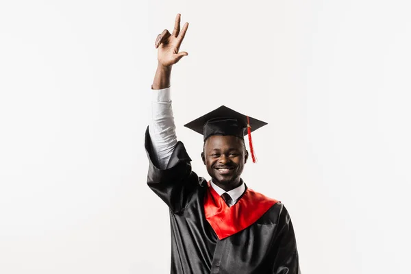 Ευτυχισμένος Αφρικανός Φοιτητής Μαύρο Φόρεμα Αποφοίτησης Και Καπέλο Σηκώνει Χέρια — Φωτογραφία Αρχείου