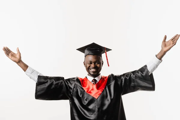 Ευτυχισμένος Αφρικανός Φοιτητής Μαύρο Φόρεμα Αποφοίτησης Και Καπέλο Σηκώνει Χέρια — Φωτογραφία Αρχείου