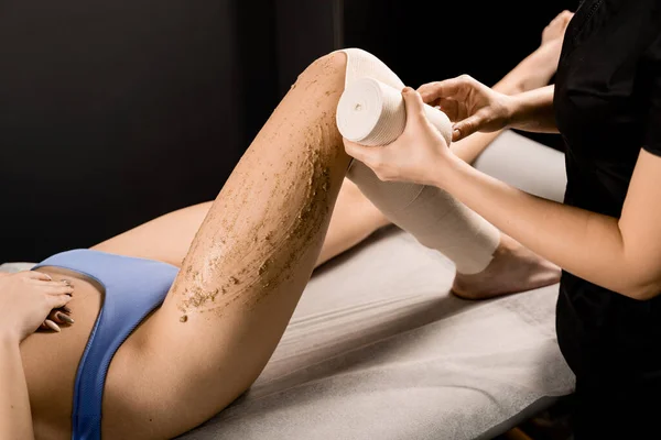 Bandage Wrapping Process Applying Scrub Legs Girl Styx Wrapping Banding — Stock Photo, Image