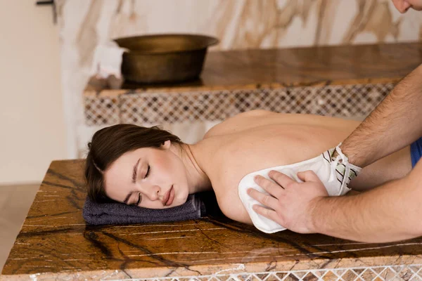 Turkse Schuimmassage Peeling Met Kese Handschoen Ontspanning Spa Centrum Masseur — Stockfoto