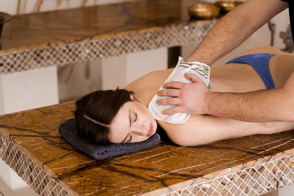 Avkoppling Spa Centret Masseur Gör Massage Turkisk Skummassage Och Peeling — Stockfoto