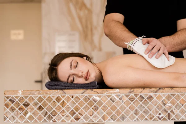 Avkoppling Spa Centret Masseur Gör Massage Turkisk Skummassage Och Peeling — Stockfoto