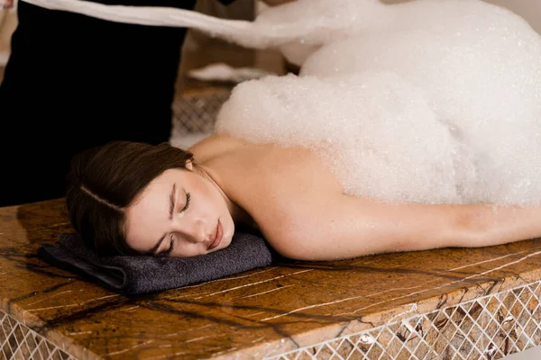 Foam Peeling Turkish Spa Hammam Attractive Model Relaxing Spa Masseur — Φωτογραφία Αρχείου