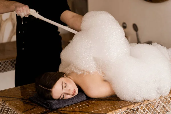 Attractive Girl Relaxing Spa Masseur Making Foam Peeling Turkish Spa — Stock Photo, Image