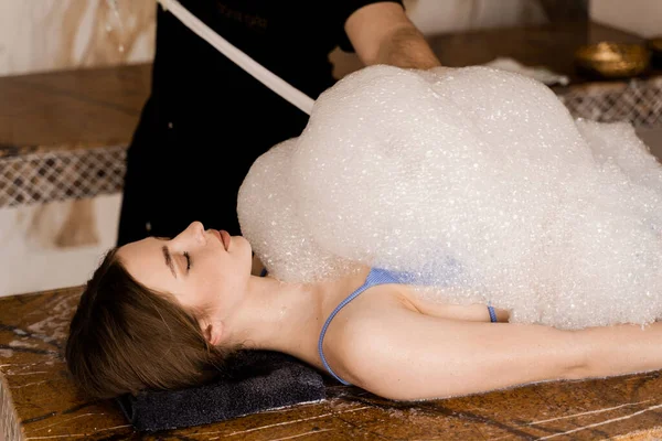 Turkish Hammam Spa Procedure Foam Peeling Massage Body — Stock Photo, Image