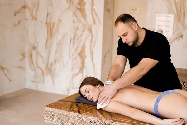 Masseur Gör Massage Med Svamp Handske Skum Peeling Turkiska Spa — Stockfoto