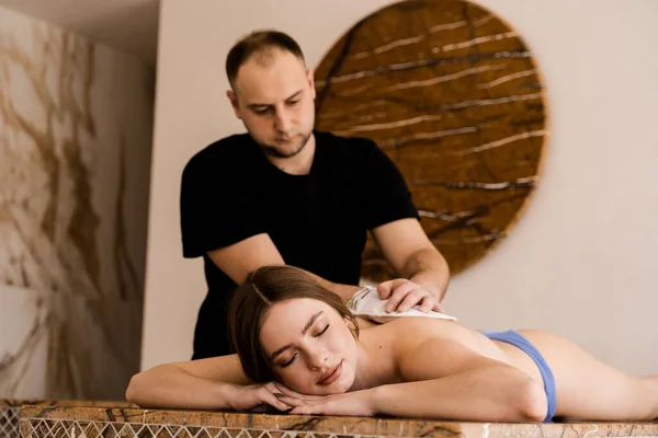 Skumpeeling Massage För Kroppen Turkiska Hamam Spa Förfarande — Stockfoto