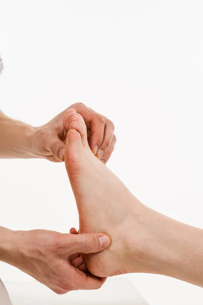 平らな足を閉じてください 平らな足の治療のための整形外科用インソールの選択のための足のアーチの評価 — ストック写真