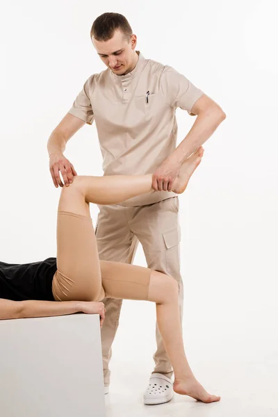 Beyaz Arka Planda Eklem Menisküs Yaralanması Ortopedist Fizyolojik Hareketlerin Hacminin — Stok fotoğraf