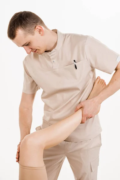 骨科医生正在触摸和挤压膝盖 以评估生理运动的体积 膝关节活动的检查 膝关节和半月板损伤 — 图库照片