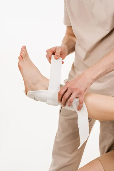 Травматолог Надевает Наружную Лодыжку Повязку Ногу Оправиться Травм Снизить Риск — стоковое фото