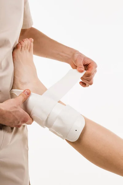 Травматолог Надевает Наружную Лодыжку Повязку Ногу Оправиться Травм Снизить Риск — стоковое фото