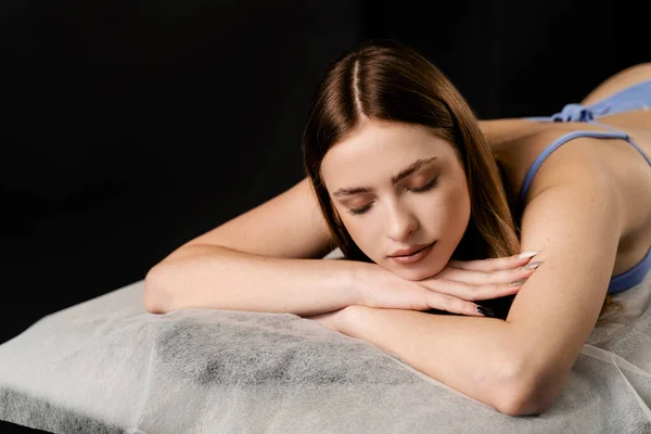 Porträt Eines Entspannten Mädchens Das Auf Einem Massagetisch Wellnessbereich Liegt — Stockfoto