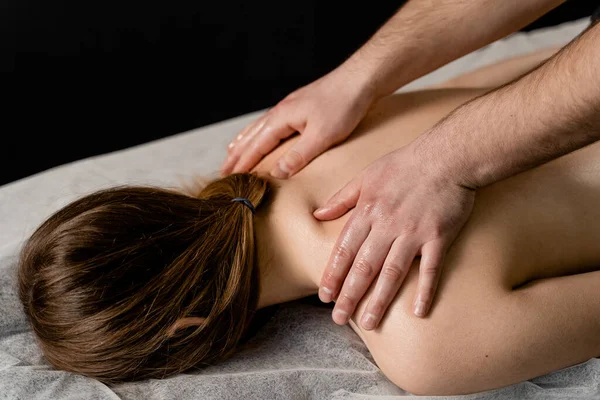 Klassisk Massage Närbild Terapeutisk Massage Med Manipulerande Kropp För Att — Stockfoto