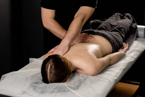 Menina Atraente Relaxante Procedimento Massagem Clássica Spa Terapia Manual Masseur — Fotografia de Stock