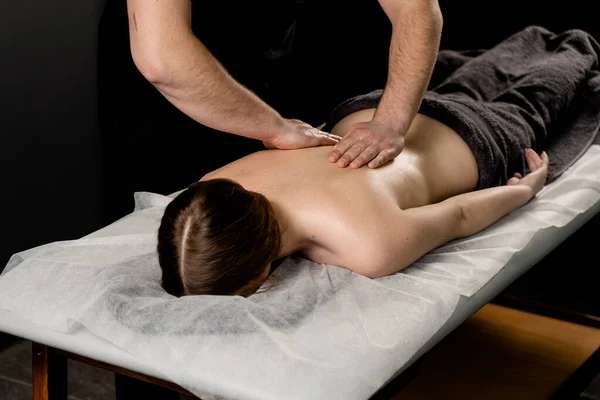 Attraktiv Flicka Avkopplande Klassisk Massage Förfarande Spa Manuell Terapi Masseur — Stockfoto