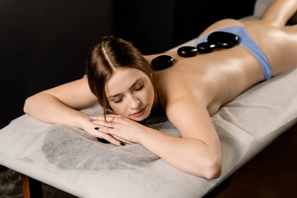 Hot Stone Massage Therapie Voor Ontspanning Het Verlichten Van Gespannen — Stockfoto