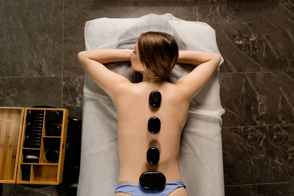 Hot Stone Massage Terapi Ovanifrån Uppvärmda Stenar Placeras Baksidan Ung — Stockfoto