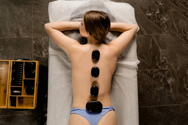Hot Stone Massage Terapi Ovanifrån Uppvärmda Stenar Placeras Baksidan Ung — Stockfoto