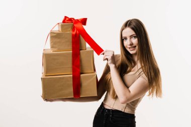 Doğum gününde ya da diğer tatillerde kutlama ve hediye alma. Mutlu, güzel bir kadın elinde hediye kutularıyla beyaz arka planda duruyor.