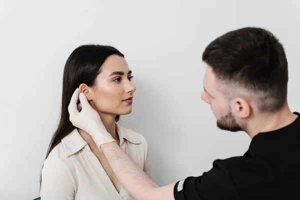 Otoplasty Ear Surgery Surgeon Doctor Examines Girl Ears Otoplasty Cosmetic — Fotografia de Stock