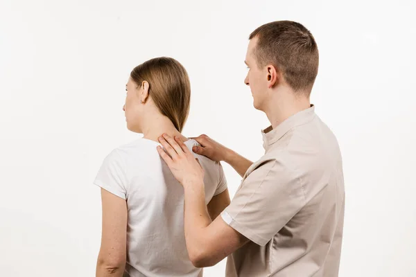 整形外科医生检查女性的颈部和头部 人工矫正脊椎和颈椎区域 白人背景的康复治疗 物理治疗师或脊医的手工疗法 — 图库照片