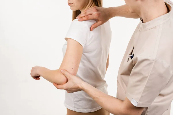 Ortopedik Travmatolog Hastanın Omuz Eklemlerini Inceliyor Beyaz Arka Plandaki Hareketlerin — Stok fotoğraf