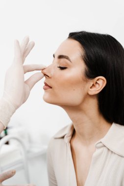 Estetik ameliyattan önce KBB konsültasyonu. Rhinoplasti, burun şeklini değiştirerek görünüşü iyileştirmeyi ve nefes almayı arttırmayı içeren cerrahi bir işlemdir.