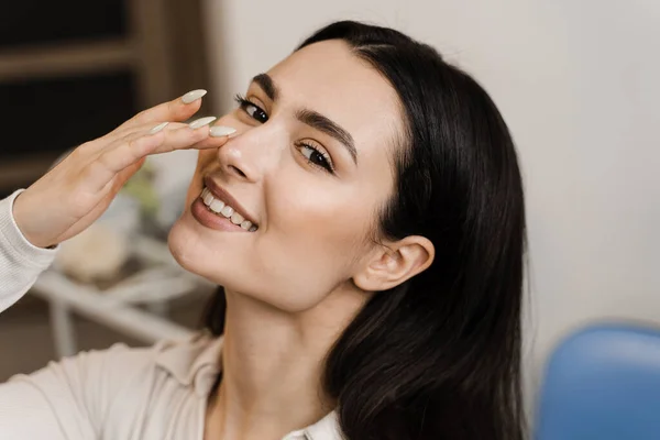 Chica Toca Nariz Sonríe Después Septoplastia Cirugía Nariz Deformidades Corrección — Foto de Stock