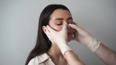 4k video septoplasti burun septumundaki kusurların ve deformasyonların cerrahi olarak düzeltilmesidir. ENT doktoru septoplasti ameliyatı için burun septumunu muayene ediyor.