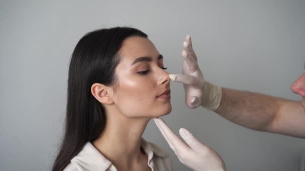 Video Hno Arzt Berührt Nase Und Berät Patientin Vor Septoplastik — Stockvideo