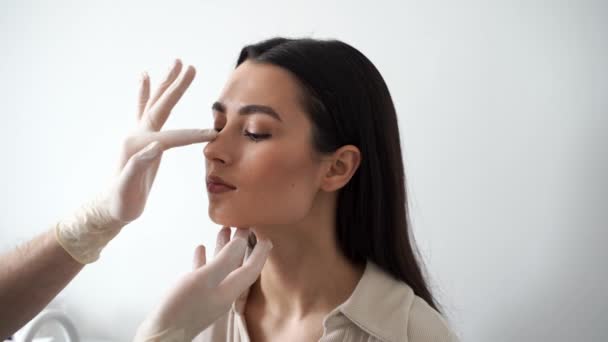 鼻形成外科前の4KビデオEnt相談 鼻形成術は 外観を改善し 呼吸を強化するために鼻の形を変更することを含む外科手術です — ストック動画
