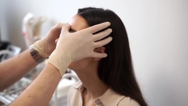 Video Otorrinolaringólogo Examina Palpa Tabique Nasal Para Cirugía Septoplastia Septoplastia — Vídeos de Stock