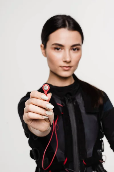 Passar Flicka Ems Kostym Med Kontakt Handen Som Använder Elektriska — Stockfoto