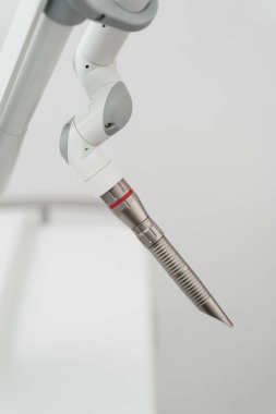 Deri yenileme işlemleri için cerrahi lazer. Lazer, dokuyu kesmek, yakmak ya da yok etmek için kullanılabilir. Dermatoloji için profesyonel tıbbi lazer.