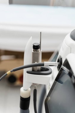 Lazer, dokuyu kesmek, yakmak ya da yok etmek için kullanılabilir. Dermatoloji için profesyonel tıbbi lazer. Yenilenme cilt işlemleri için cerrahi lazer