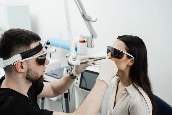 Lekarz Laryngolog Okularach Ochronnych Trzymający Laser Chirurgiczny Wykonujący Zabiegi Laserowe — Zdjęcie stockowe