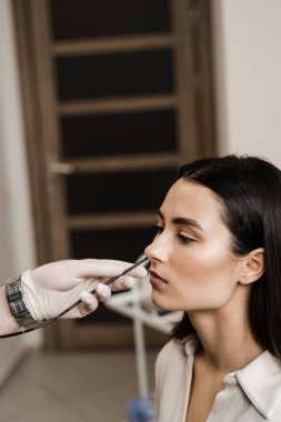 Gırtlak, ses teli nodülleri, tümörler, enfeksiyonlar ve iltihap gibi teşhis ve tedavi için fibrolarengoskop. Esnek fibrolaryngoskop ile ENT doktoru