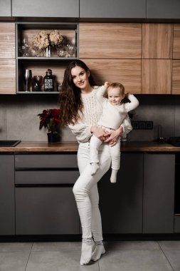 Mutfakta kızı olan mutlu bir anne. Mon ve oğlu evde birlikte vakit geçiriyorlar.