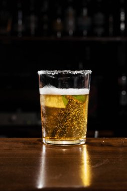 Siyah arka planda Meksikalıların klasik ölümü kokteyli. Tekila ve bira karışımı alkollü kokteyl. Barda Meksikalı öldü.