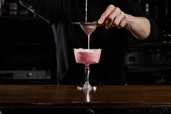 Barkeeper Gießt Rosa Clover Club Alkoholischen Cocktail Ins Glas Barkeeper — Stockfoto