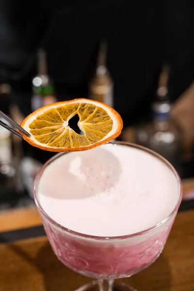 Barmen Barda Pembe Clover Kulübü Nün Alkollü Kokteylini Portakal Dilimleriyle — Stok fotoğraf